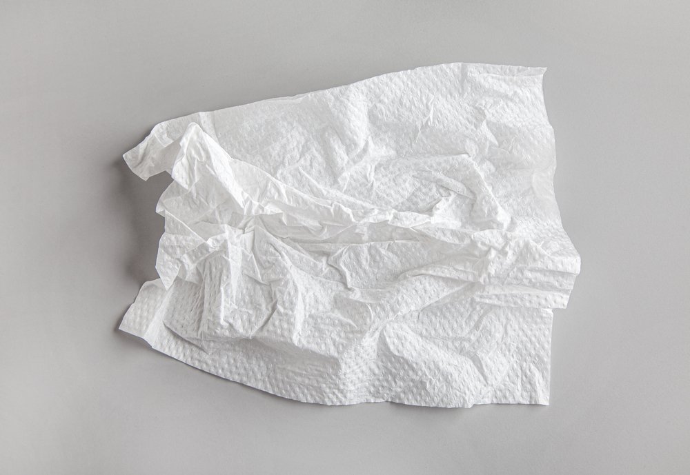 servilleta de papel blanco arrugado sobre fondo gris, vista superior